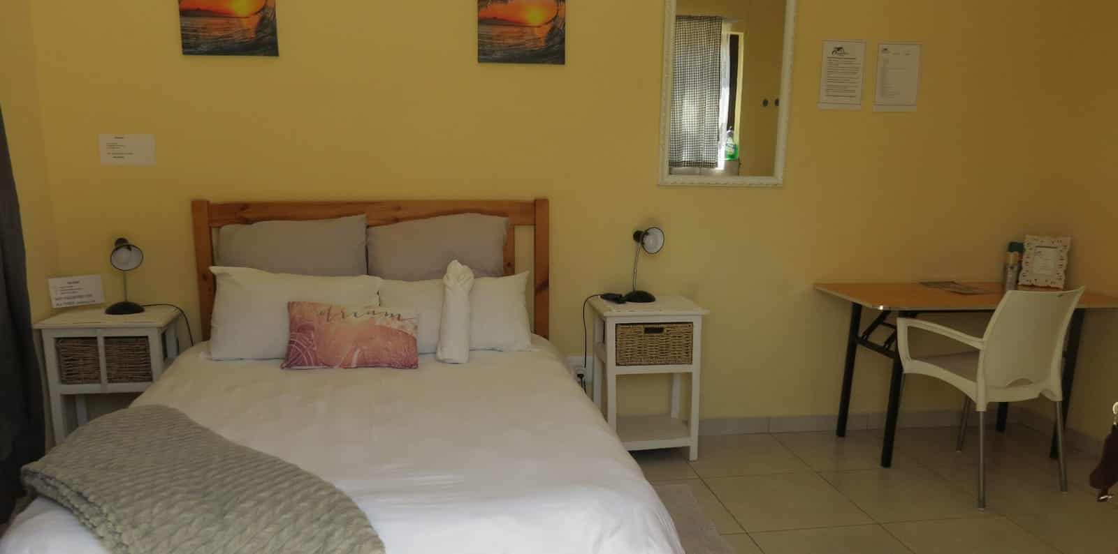 Double room with a work desk and minibar