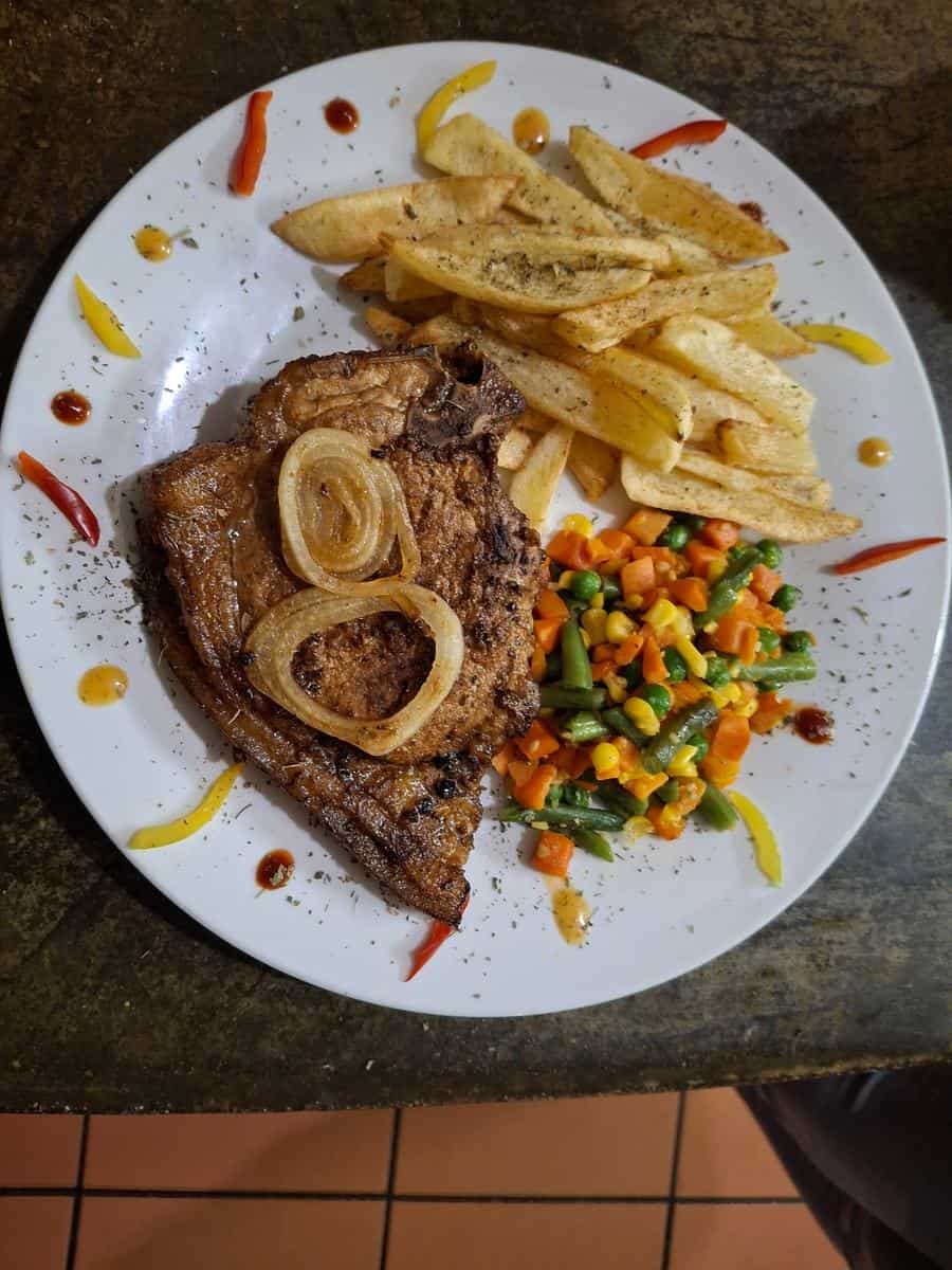 T-bone steak with chips and vegetables