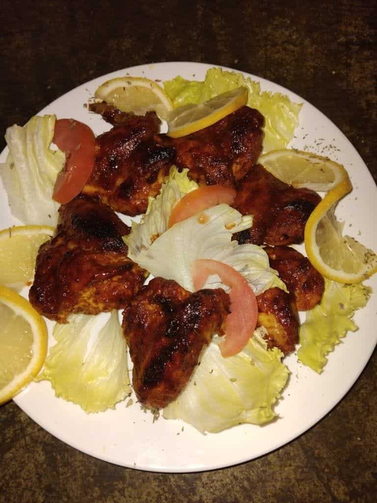 Grilled chicken with salad and lemon