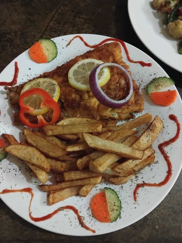 Steak and chips with grilled peppers