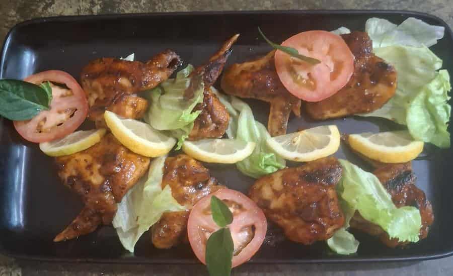 Grilled chicken wings with lemon and tomato